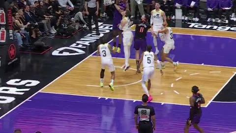 NBA - Scottie Barnes rises up for HAMMER TIME 🔨