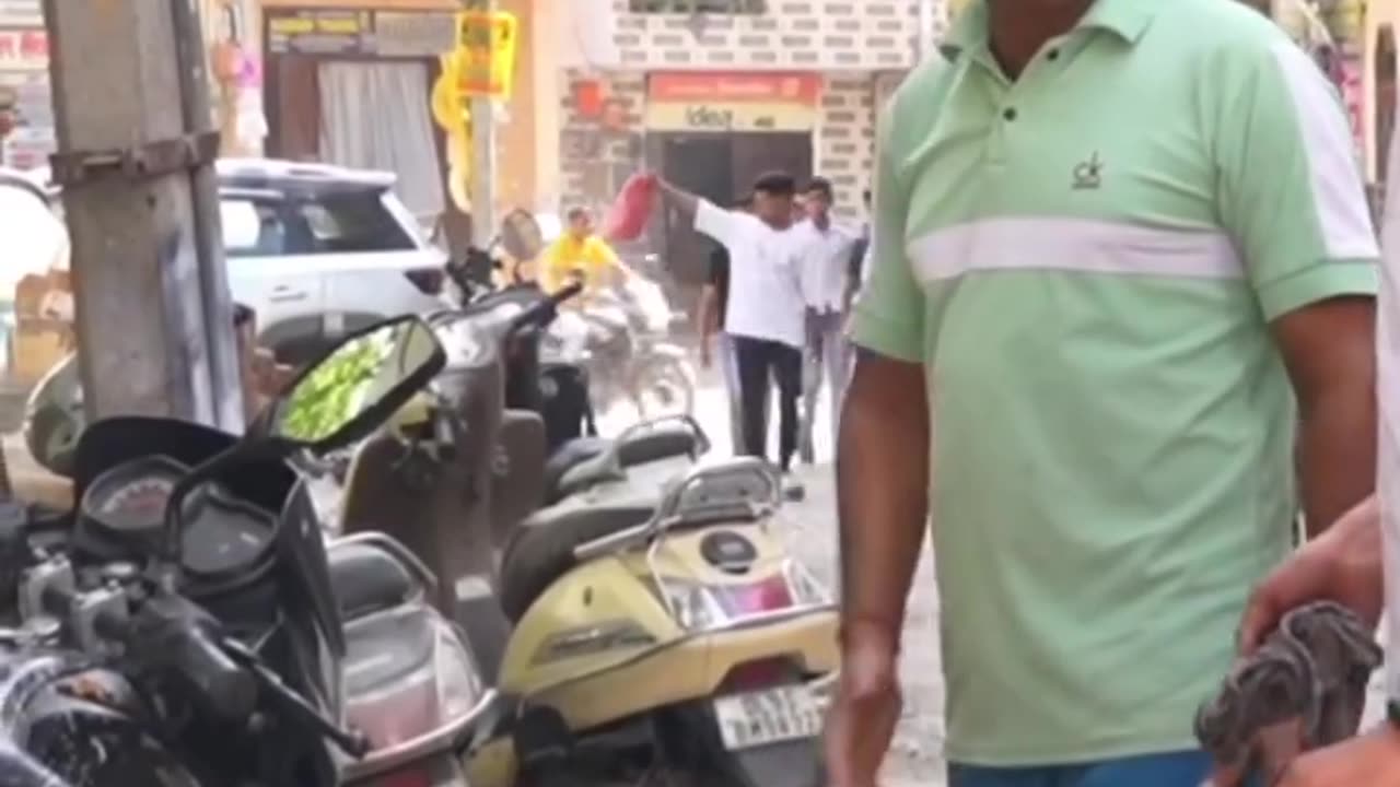 an extremely funny trolling of passersby