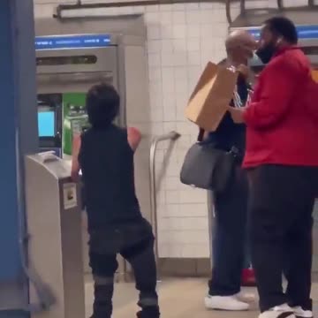 Bro got no arms and called her the N word😭