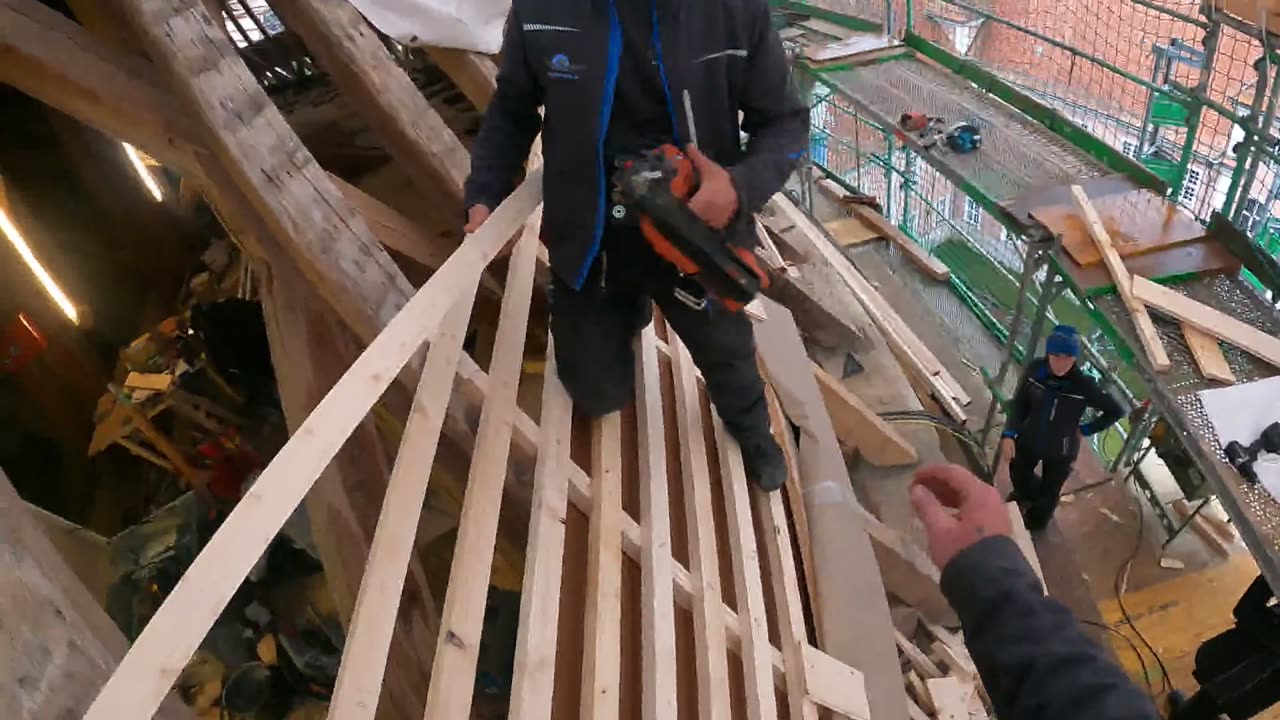 Dachlattung Teil 10 22.10.2025 - Basilika St. Martin Ulm