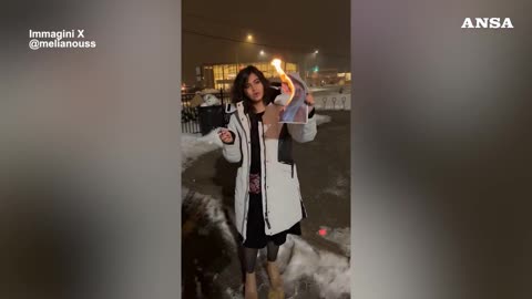 Me cigare në gojë, djegin dhe portretin e Khameneit, protesta e grave iraniane