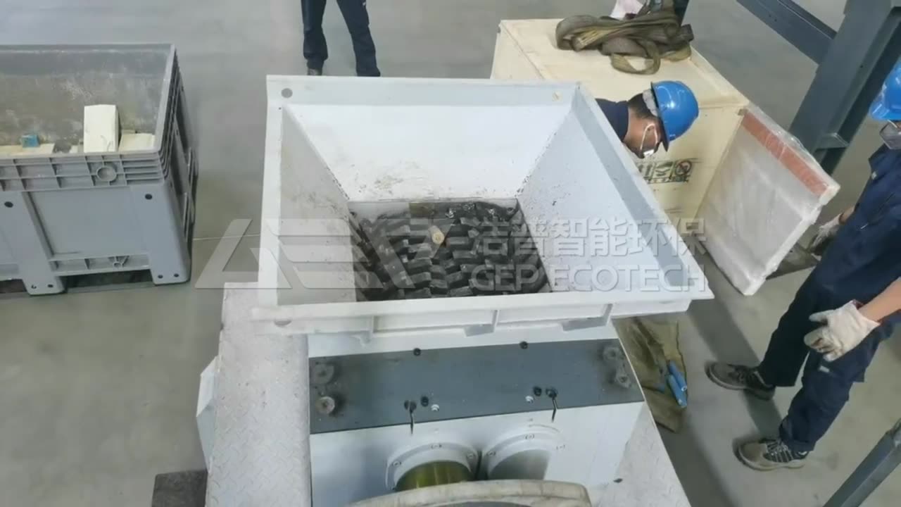 WATCH: Double-Shaft Shredder CRUSHING Cylindrical Lithium Batteries