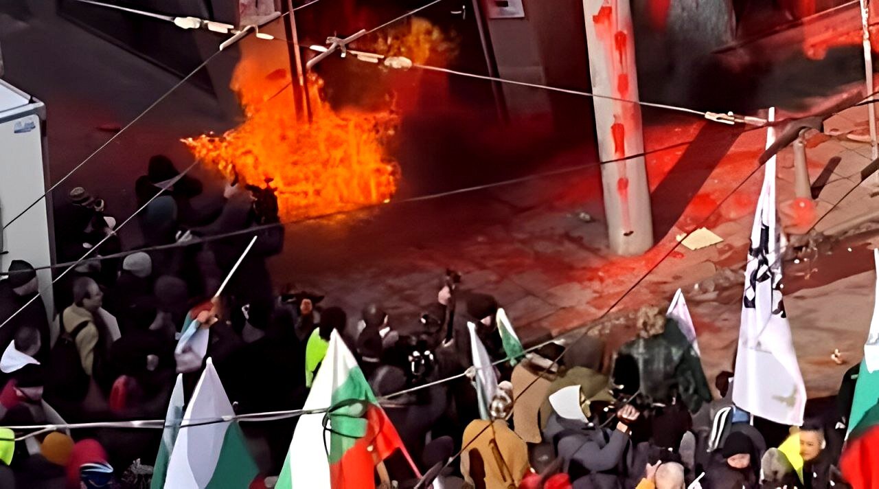 Całkowity chaos na ulicach Bułgarii: Bułgarzy wychodzą, by bronić swojej ojczyzny, masowo protestują przeciwko wprowadzeniu euro i podpalają biura Unii Europejskiej