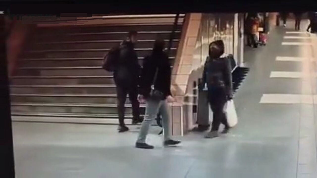 Absolute Maniac Stabs A Man In The Neck In A Lyon Metro After The Victim Lightly Brushed Against Him