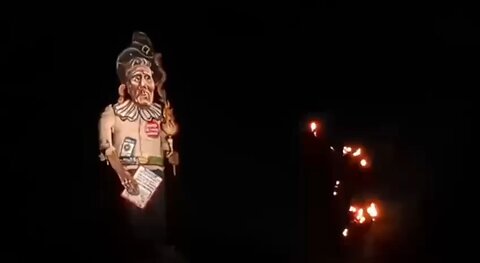 🇬🇧A 10-meter-tall effigy of British Prime Minister Keir Starmer was burned