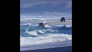 Vehículo de rescate casi es tragado por el mar
