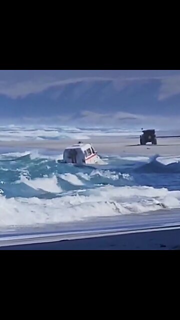Vehículo de rescate casi es tragado por el mar