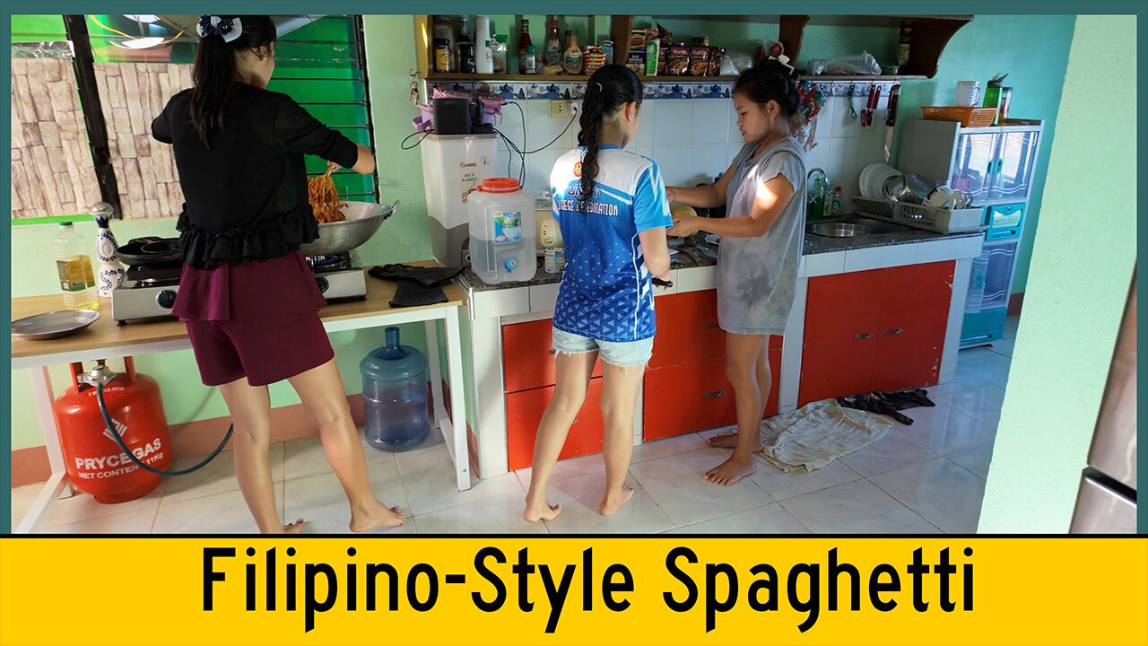 Filipinas Cook Spaghetti with Hot Dogs for Birthday Party