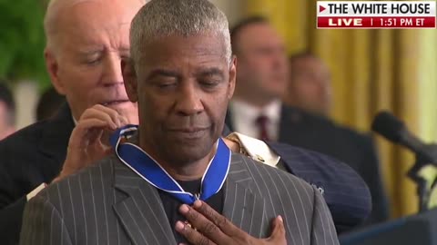 🚨BREAKING: Denzel Washington is given the Presidential Medal of Freedom.