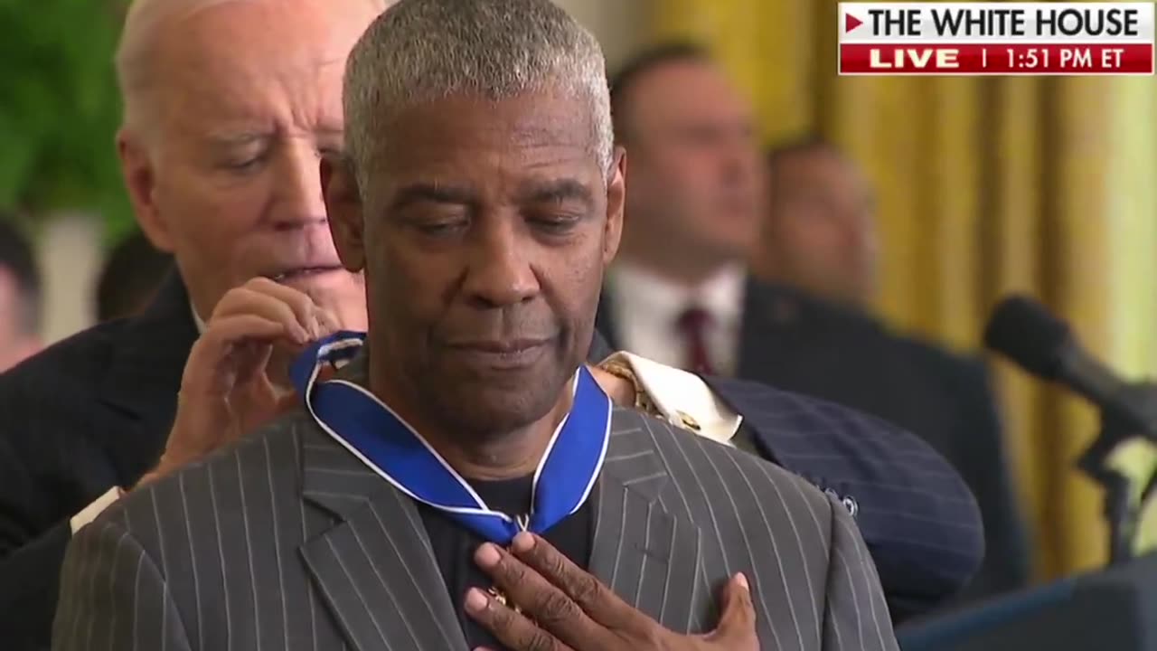 🚨BREAKING: Denzel Washington is given the Presidential Medal of Freedom.