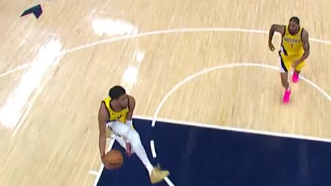 NBA - Haliburton goes through his legs on the alley-oop pass 🔥