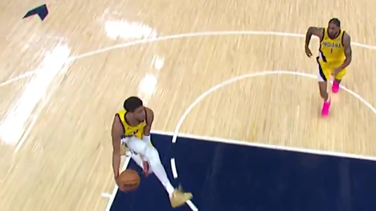 NBA - Haliburton goes through his legs on the alley-oop pass 🔥