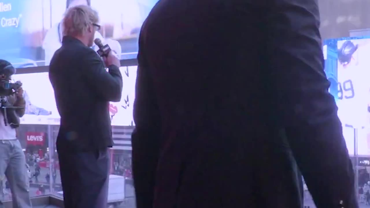 No one shows up to Logan Pauls event in NYC…. This is embarrassing to watch