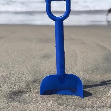 Learn Colors Red🔴 Blue🔵 Green🟢 at the Beach! CoComelon Toys! #shorts