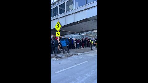 👀 Video from MSP Airport shows anti-ICE protesters blocking a main access road to Terminal 1