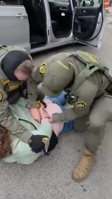 WGN‑TV producer Debbie Brockman was detained by two Border Patrol agents in Chicago