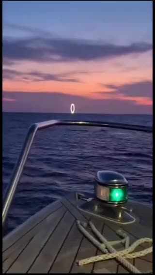 🌊⚡ Un portail s'ouvre au milieu de l'océan ! Phénomène inexpliqué ! 🌀👁️