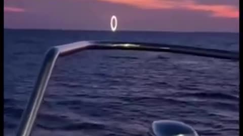 🌊⚡ Un portail s'ouvre au milieu de l'océan ! Phénomène inexpliqué ! 🌀👁️