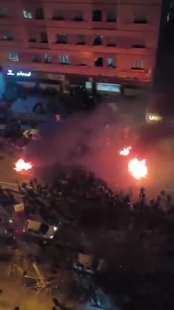 🇮🇷 Protestors burn Iranian security forces vehicles in the streets of Iran