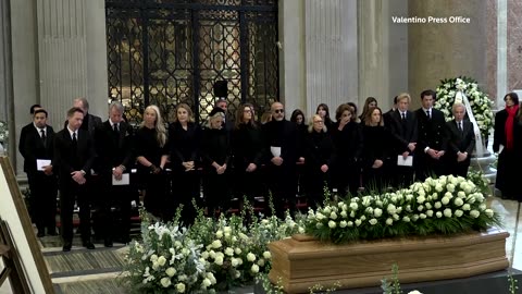 Stars bid farewell to haute couture 'emperor' Valentino