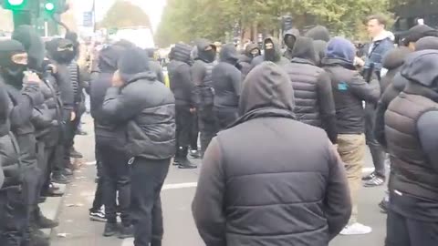 🚨 DOZENS OF MASKED THUGS ARE OUT IN WHITECHAPEL TO COUNTER PROTEST UKIP'S MARCH❗️