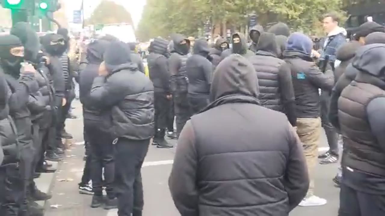 🚨 DOZENS OF MASKED THUGS ARE OUT IN WHITECHAPEL TO COUNTER PROTEST UKIP'S MARCH❗️