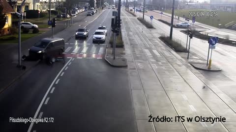 W Olsztynie 15-latek na elektrycznej hulajnodze wjechał na czerwonym świetle prosto