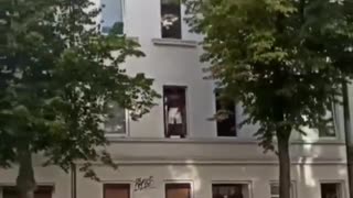 A doctor who has just arrived in Germany from Africa shows us his skills.