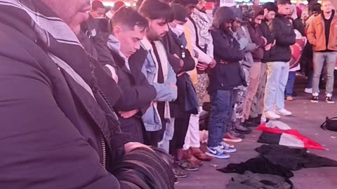 Muslims praying in Times Square. Free Palestine 🇵🇸.