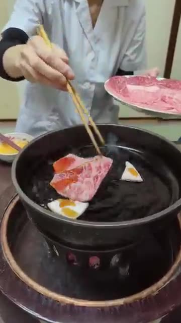 150-Year-Old Tokyo Restaurant Serves Melt-In-Your-Mouth A5 Wagyu Sukiyaki!