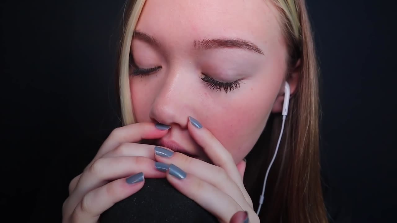 ASMR_ MOUTH SOUNDS WITH SCRATCHES + FINGER FLUTTERS