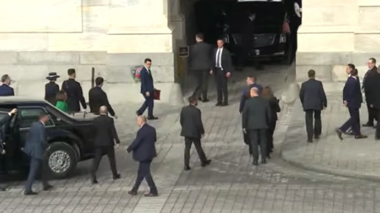 President Trump Motorcade Arriving NOW at US Capitol 🦅 MAGA NEWS