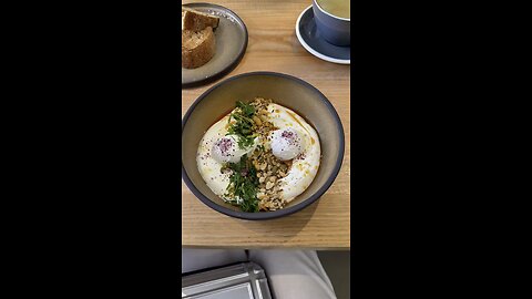 ☕ Brunch perfection in Cluj-Napoca 🥖✨ Poached eggs, creamy yogurt, crunchy seeds
