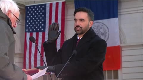 Bernie Sanders tuyên thệ với Zohran Mamdani với tư cách là thị trưởng bằng Kinh Qur'an.