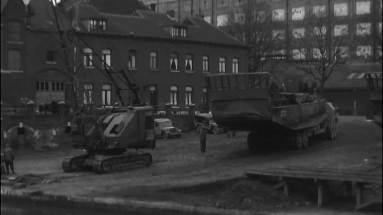 LOADING LCMS, MAASTRICHT, HOLLAND - LOADING LCMS, MAASTRICHT, HOLLAND - 111-adc-3599