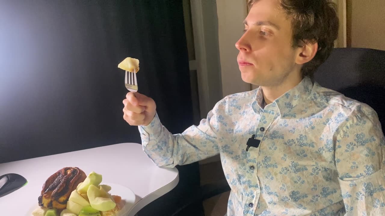 Съел всё за один присест: фрукты и булочка с маком!