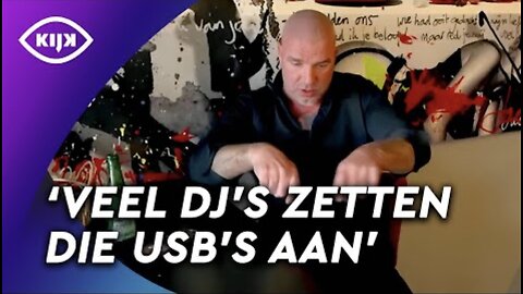 Andy,Zoon Nino word aangespoord om te drinken voor zijn dj-set