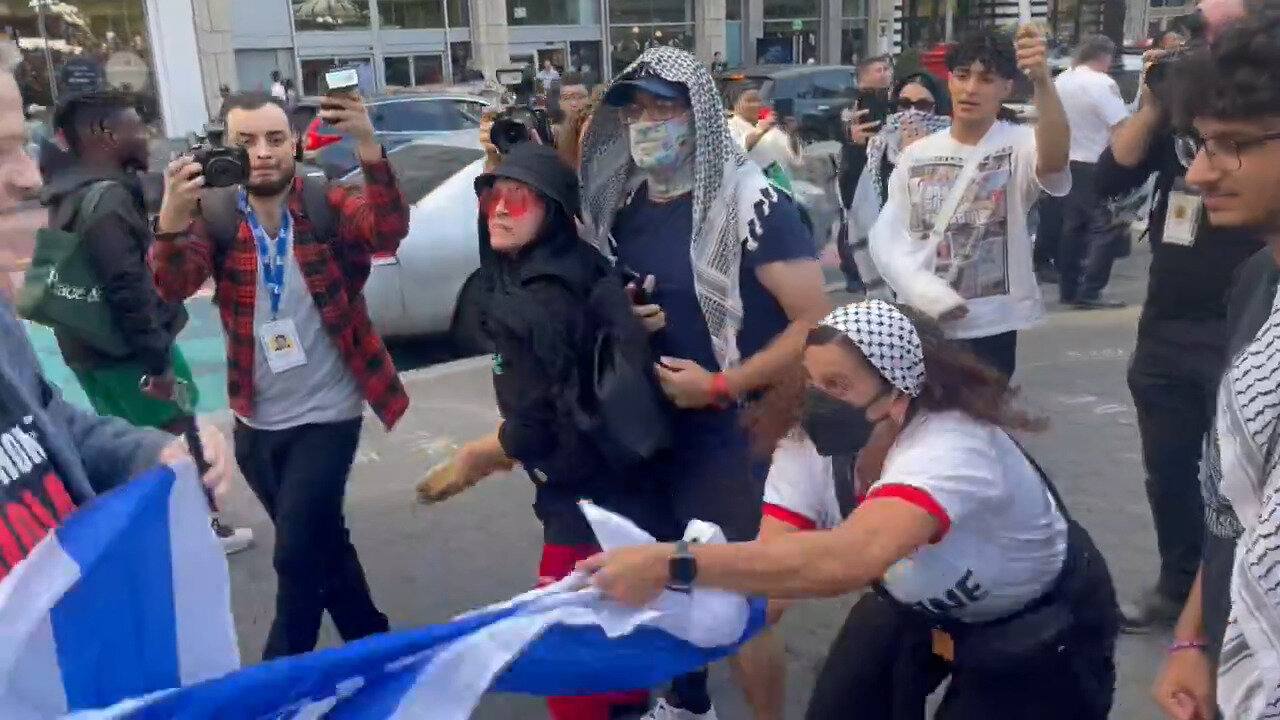 Pro-Terror Protesters Attack Israel Supporter In New York City, Steal His Israeli Flag