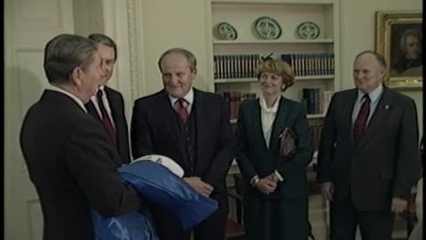 President Ronal... - President Ronald Reagan's Photo Opportunities on January 14- - 1-14-17-1985-217