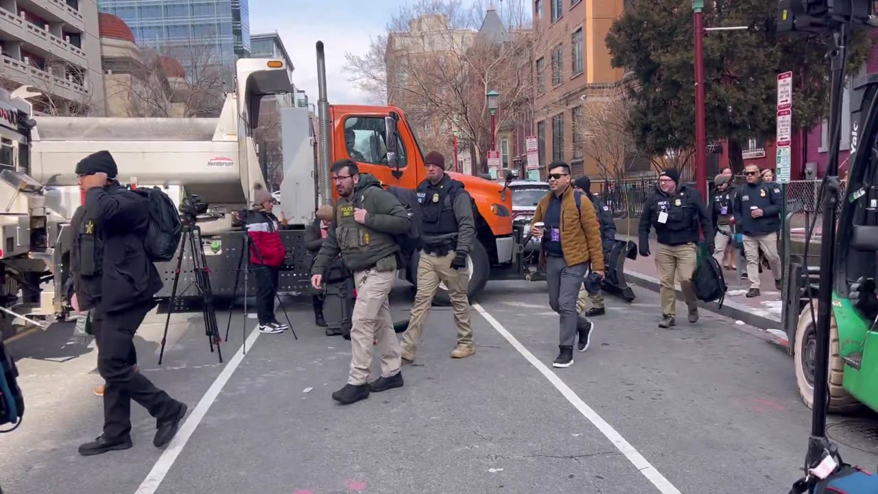 👀 Large squad of Secret Service heading into Capitol One Arena to secure area