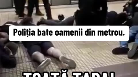 Poliția bate oameni la metrou