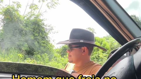 Homem que freia no sinal amarelo