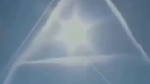 Piloci samolotów rozpylających chemtrails postanowili umieścić na niebie symbol Wszechwidzącego Oka.