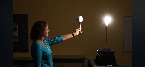 Moon phrases demonstration debunks the Flat Earth