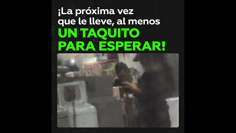 Un conductor de transporte público olvida a una pasajera y se va a comer tacos