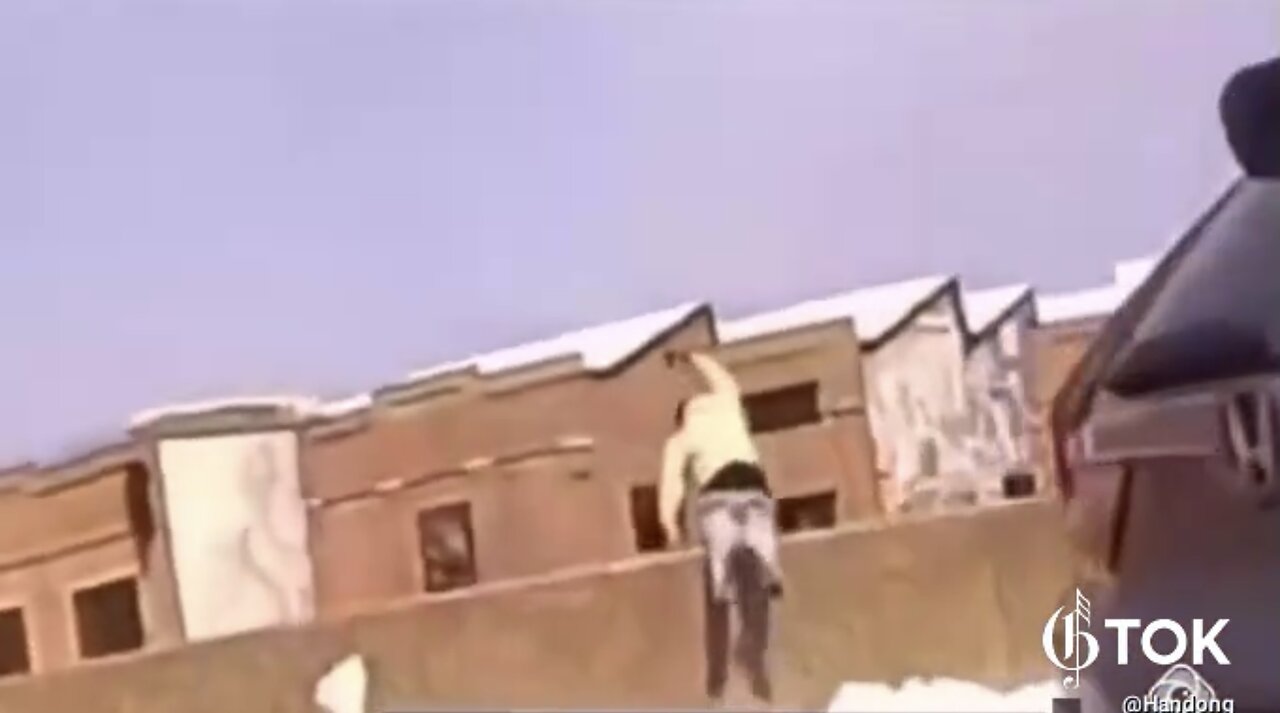 MAN HOP OVER BRIDGE๐๐๐โโ๏ธ๐๐ฎ๐ธBUT COULDNโT SWIM๐๐ง๐โโ๏ธ๐๐ฎโโ๏ธ๐ซ