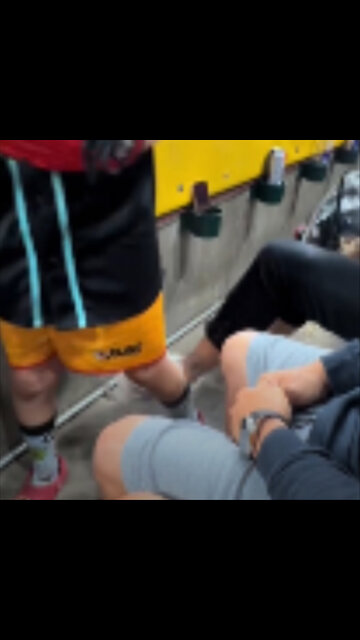 Un niño se enfrenta a una anciana que lo pateó