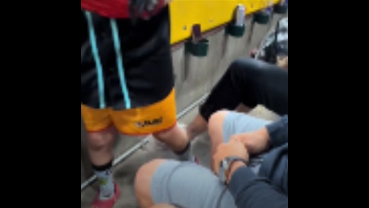 Un niño se enfrenta a una anciana que lo pateó