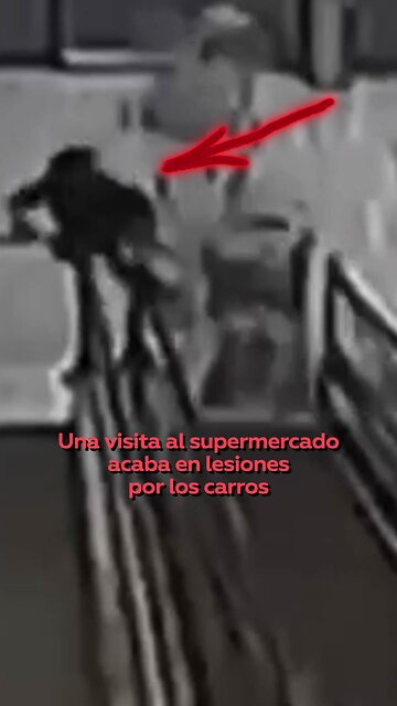 Mujer sufre heridas al ser golpeada por carros de la compra en Rusia