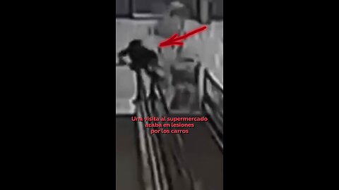 Mujer sufre heridas al ser golpeada por carros de la compra en Rusia